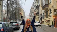 Baru-baru ini sebuah momen lucu terjadi pada selebriti kenamaan Indonesia ini. Hal ini terkait popularitas Desy Ratnasari yang tinggi pada masa lampau tetapi saat ini ia sudah tak terlalu aktif di dunia hiburan. Foto: Instagram/desyratnasariterdepan