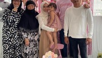 Tak hanya keluarga inti, Desy Ratnasari bahkan rela menyempatkan waktu untuk datang ke perayaan ulang tahun keponakannya. Foto: Instagram/desyratnasariterdepan