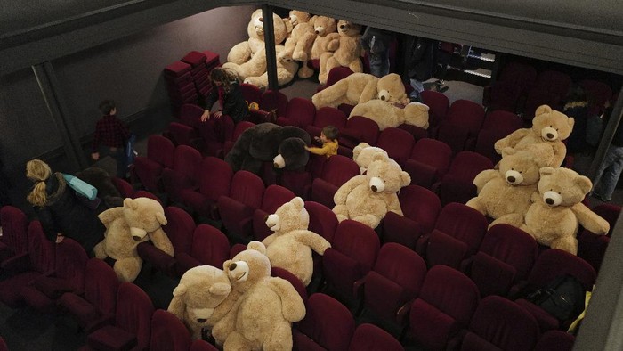 Gemes Banget! Nonton Bioskop di Paris Bareng Teddy Bear Teddy bears, set up by Philippe Labourel, who wants to be named 'Le papa des nounours' 'Teddy Bears father' are placed at Les Ursulines cinema dedicated for children to remind of social distancing rules, during the first day of reopening in Paris, Wednesday, May, 19, 2021. Cinemas, as cafe and restaurant terraces, museums, and theaters are reopening their doors after a shutdown of more than six months in the first stage of a government strategy to incrementally lift restrictions to stave off COVID-19, and give the French back some of their signature