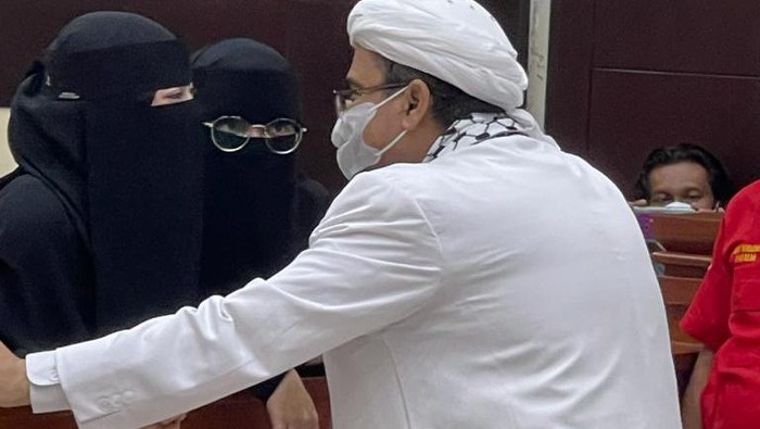Potret Habib Rizieq di sidang dikirimkan oleh Sugito