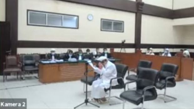 Habib Rizieq menangis saat membacakan pleidoi kasus kerumunan Petamburan dan Megamendung, di PN Jaktim, Kamis (20/5/2021).