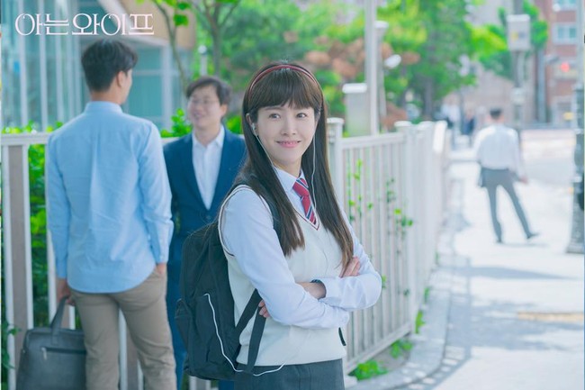 Han Ji Min pun dinilai cocok mengenakan seragam SMA. Saat memerankan versi muda karakternya di drama Korea Familiar Wife, ia telah menginjak umur 37 tahun. Foto: dok. tvN