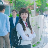 Han Ji Min pun dinilai cocok mengenakan seragam SMA. Saat memerankan versi muda karakternya di drama Korea Familiar Wife, ia telah menginjak umur 37 tahun. Foto: dok. tvN