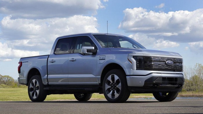 Ford akhirnya merilis pick-up listrik Ford F-150 Lightning di Dearborn Rabu, (19//5/2021). Ini merupakan pick-up bertenaga listrik pertama Ford.