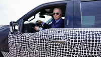 Presiden Amerika Serikat, Joe Biden, yang diketahui merupakan penggemar mobil, menjajal prototipe mobil pick-up listrik Ford F-150 Lightning pada Selasa (18/05/2021). AP Photo/Carlos Osorio.