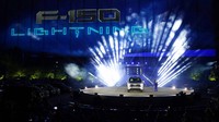 Jim Farley, chief executive officer Ford Motor Company, berdiri di samping Ford F-150 Lightning, Rabu, (19/5/2021). AP Photo/Carlos Osorio.