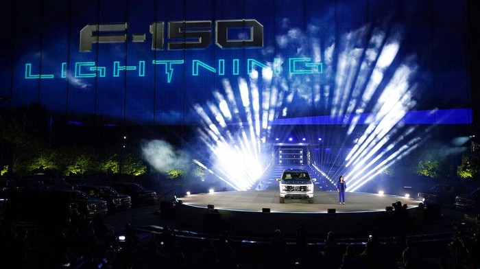 Ini Dia Penampakan Ford F-150 Lightning Ford akhirnya merilis pick-up listrik Ford F-150 Lightning di Dearborn Rabu, (19//5/2021). Ini merupakan pick-up bertenaga listrik pertama Ford.