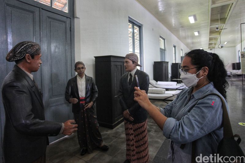 Pengunjung melihat diorama di Museum Kebangkitan Nasional di Jl Abdul Rahman Saleh, Jakarta, Kamis (20/5/2021).