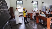 Masuk ke dalam gedung pengunjung disuguhkan dengan seluruh koleksi museum dengan total 2.042 buah berupa bangunan, mebel, jam dinding, gantungan lonceng, perlengkapan kesehatan, pakaian, senjata, foto, lukisan, patung, diorama, peta/maket/sketsa, dan miniatur.  