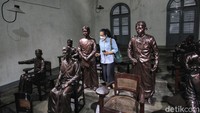 Pengunjung melihat diorama di Museum Kebangkitan Nasional di Jl Abdul Rahman Saleh, Jakarta, Kamis (20/5/2021).   
