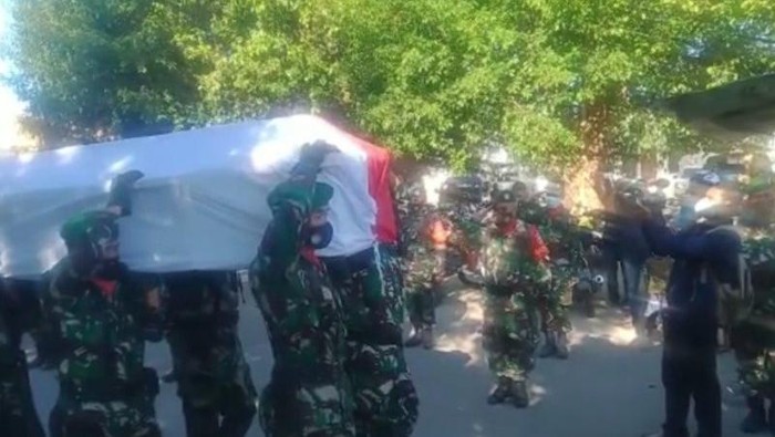 Jenazah Prada Ardi Yudi tiba di Bandara El Tari Kupang (Antara).