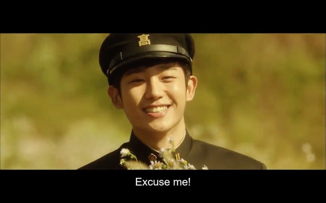 Jung Hae In dikenal sebagai salah satu aktor pemilik paras awet muda. Bintang drama Korea Snowdrop ini mengenakan seragam SMA saat membintangi film Salut d’Amour. Foto: dok. CJ Entertainment