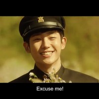 Jung Hae In dikenal sebagai salah satu aktor pemilik paras awet muda. Bintang drama Korea Snowdrop ini mengenakan seragam SMA saat membintangi film Salut d’Amour. Foto: dok. CJ Entertainment