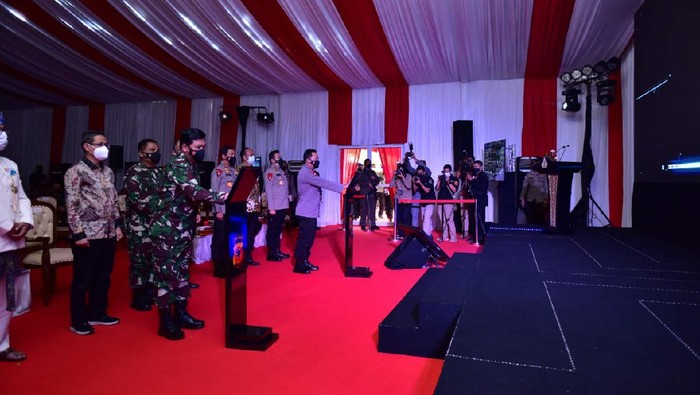 Kapolri Jenderal Listyo Sigit Prabowo bersama Panglima TNI Marsekal Hadi Tjahjanto luncurkan Hotline 110