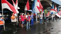 Peringatan dilakukan tepat pukul 10.00 WIB dengan mengibarkan bendera merah putih dan menyanyikan lagu Indonesia Raya. 