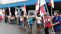 Para karyawan, anggota komunitas serta para pedagang yang saban hari berjualan di dalam terminal tampak begitu antusias saat mengikuti kegiatan ini. 