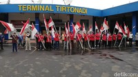 Karyawan, anggota komunitas serta pedagang di Terminal Tirtonadi, Solo, Jawa Tengah (Jateng) memperingati Hari Kebangkitan Nasional (Harkitnas), Kamis (20/5/2021). 