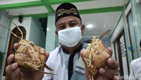 Terdengar saru, di Semarang ada sajian ketupat jembut yang identik dengan tradisi Syawalan. Makanan ini tak lain adalah ketupat yang diisi tauge. Tauge itu kemudian keluar sehingga tampilannya mirip rambut kemaluan. Orang-orang pun menyebutnya ketupat jembut. Angling Adhitya Purbaya/detikcom