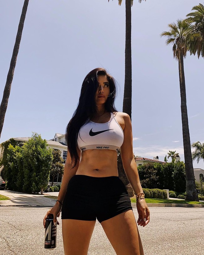 Di 2016, Kim Lee juga pernah berkolaborasi dengan influencer Singapore dan tampil dalam mini drama di YouTube-nya sebagai crazy girlfriend yang telah ditonton jutaan kali. Foto: Instagram @kimlee