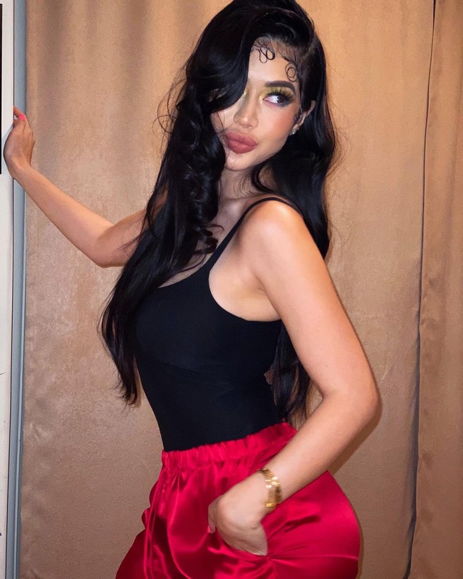 Mengaku melakukannya sebagai hobi, Kim Lee cukup banyak menghiasi majalah interneasional seperti Maxim, GQ, Vanity Fair, Elle hingga Sports Illustrated. Aku tidak menganggap diriku sebagai model walaupun aku sudah tampil di banyak majalah, ujarnya. Foto: Instagram @kimlee