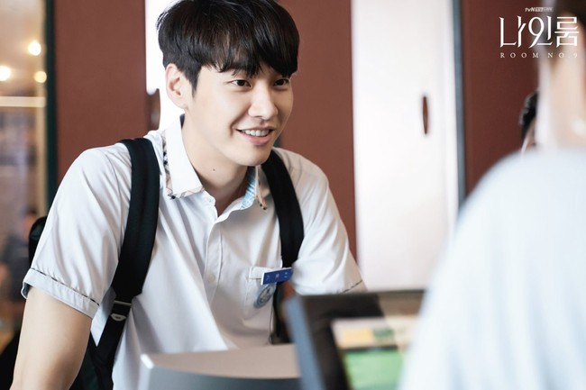 Kim Young Kwang bikin gemas saat mengenakan seragam SMA di drama Korea Room No. 9. Sebelumnya, ia menjadi anak sekolahan bersama Park Bo Young di film One Fine Day.  Foto: dok. tvN