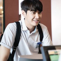 Kim Young Kwang bikin gemas saat mengenakan seragam SMA di drama Korea Room No. 9. Sebelumnya, ia menjadi anak sekolahan bersama Park Bo Young di film One Fine Day.  Foto: dok. tvN