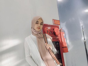Gadis Cantik Aceh Viral Fotonya Eksis di Belakang Truk, Jadi Duta Lalu Lintas