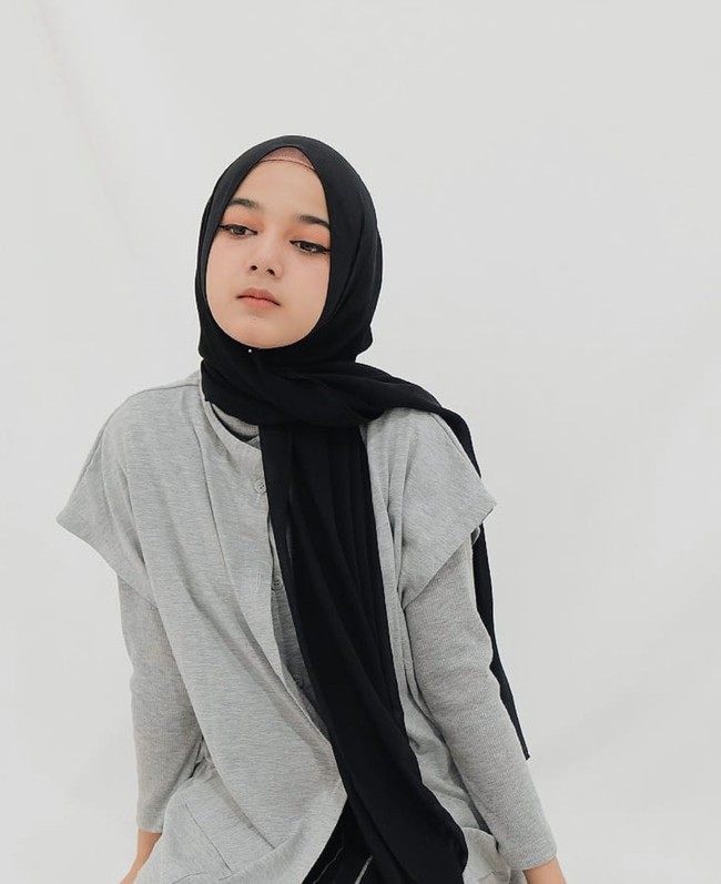 Wanita yang tinggal di Banda Aceh ini mengungkapkan cerita di balik video TikToknnya tersebut. Ia mengatakan fotonya yang jadi langgan gambar belakang truk itu dibuatnya pada 2017. Hingga kini dia masih tidak mengerti bagaimana fotonya itu banyak menjadi hiasan gambar belakang truk. Foto: Dok. pribadi Cut Rauzha Amalia.