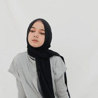 Wanita yang tinggal di Banda Aceh ini mengungkapkan cerita di balik video TikToknnya tersebut. Ia mengatakan fotonya yang jadi langgan gambar belakang truk itu dibuatnya pada 2017. Hingga kini dia masih tidak mengerti bagaimana fotonya itu banyak menjadi hiasan gambar belakang truk. Foto: Dok. pribadi Cut Rauzha Amalia.