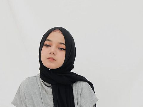 Kisah Cut Rauzha Amalia  yang fotonya dijadikan gambar belakang truk dan angkutan umum.