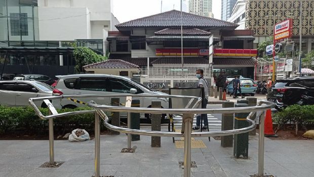 Kodisi trotoar depan Mal Kuningan City usai pemasangan portal S dan penghalang lainnya.