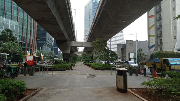 Kodisi trotoar depan Mal Kuningan City usai pemasangan portal S dan penghalang lainnya.