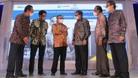 Komisioner Badan Pengelola Tabungan Perumahan Rakyat (BP Tapera) Adi Setianto, Direktur Utama PT Bank Tabungan Negara (Persero) Tbk. Haru Koesmahargyo, Anggota Komite BP Tapera Sonny Loho, Direktur Jenderal Perumahan Kementerian PUPR Khalawi Abdul Hamid, Direktur Utama Perumnas Budi Saddewa Soediro, dan Direktur Jenderal Pembiayaan Infrastruktur PUPR Eko Djoeli Heripoerwanto berbincang usai acara Penandatanganan Nota Kesepahaman antara BP Tapera, Bank BTN, dan Perum Perumnas tentang Proyek Inisiasi Penyaluran Pembiayaan Tabungan Perumahan Rakyat, di Jakarta, Kamis (20/5). 