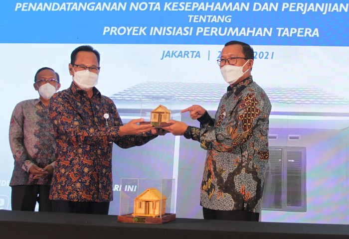 Kolaborasi untuk Permudah Miliki Rumah Kolaborasi Tapera, Bank BTN, dan Perum Perumnas untuk Proyek Inisiasi Penyaluran Pembiayaan Rumah mulai digalakkan. Kini punya rumah akan semakin mudah. Seperti apa?
Melalui kolaborasi ini, masyarakat Indonesia bisa memiliki rumah dengan berbagai manfaat dan kemudahan dari fasilitas Kredit Pemilikan Rumah (KPR) Tapera.
KPR Tapera akan menghadirkan skema cicilan dengan bunga berkisar 5%-7% fixed rate hingga 30 tahun. Dalam Proyek Inisiasi, ditargetkan akan ada 11 ribu unit rumah yang dibiayai melalui KPR Tapera.