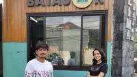 Tak hanya Ririn yang bangga dengan usaha makanan yang dibuatnya. Ibnu Jamil pun merasa bersyukur punya istri yang mau diajak berjualan makanan. Foto: Instagram @ririnekawati