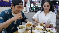 Serunya Ibnu dan Ririn saat mencicipi menu-menu enak di kedai batagor Aneka Jaya milik mereka. Mulai dari batagor sambal geprek, sampai batagor mie yang bikin ngiler. Foto: Instagram @ririnekawati