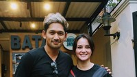 Kompak dengan pakaian serba hitam, ada nasi tumpeng aneka lauk yang jadi menu makan saat acara pembukaan kedai batagor mereka. Foto: Instagram @ririnekawati