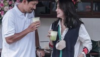 Sukses mendirikan kedai batagor kekinian, Ibnu dan Ririn juga membuka gerai minuman kekinian. Foto: Instagram @ririnekawati