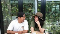 Kalau sedang tidak sibuk mengurus usaha kulineran mereka. Pasangan romantis ini selalu habiskan waktu bersama. Mulai dari makan bareng sampai ngopi.  Foto: Instagram @ririnekawati