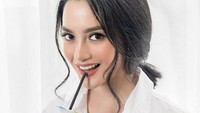 Dapat komentar pedas dari netizen yang menyebutnya turun kelas, karena jualan Batagor Aneka Jaya dan Kopi Lain Hati. Ririn Ekawati balas dengan pesan santai tapi menohok. Foto: Instagram @ririnekawati