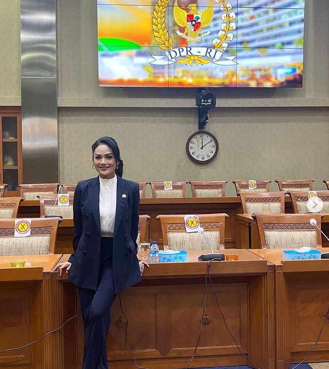 Ibu dari Aurel Hermansyah itu datang dari komisi IX di DPR. Inilah penampilan ngantor KD di DPR dengan setelan blazer. Foto: dok. Instagram/@krisdayantilemos
