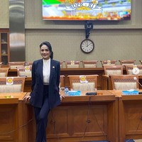 Ibu dari Aurel Hermansyah itu datang dari komisi IX di DPR. Inilah penampilan ngantor KD di DPR dengan setelan blazer. Foto: dok. Instagram/@krisdayantilemos