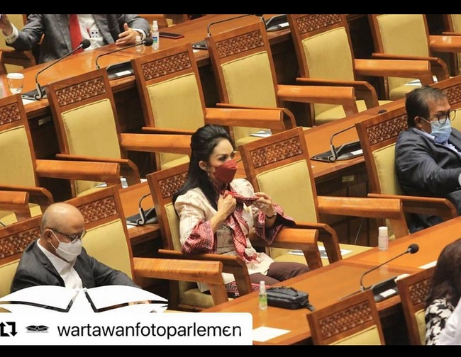 Jika di panggung istri Raul Lemos itu biasa menggunakan dress yang glamour, saat berada di DPR, Krisdayanti tampil profesional dengan kemeja atau busana dengan motif batik atau tenun. Foto: dok. Instagram/@krisdayantilemos