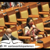 Jika di panggung istri Raul Lemos itu biasa menggunakan dress yang glamour, saat berada di DPR, Krisdayanti tampil profesional dengan kemeja atau busana dengan motif batik atau tenun. Foto: dok. Instagram/@krisdayantilemos