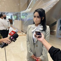 Krisdayanti tampil dengan kemeja dengan leher aksen pita. Tampilannya semakin formal dengan setelan blazer warna khaki. Penampilannya ini bisa jadi inspirasi baju kerja kamu juga, lho.  Foto: dok. Instagram/@krisdayantilemos