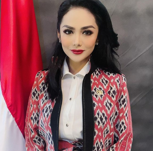 Penampilan cantik Krisdayanti dengan blazer yang dibuat dari bahan tenun. Foto: dok. Instagram/@krisdayantilemos