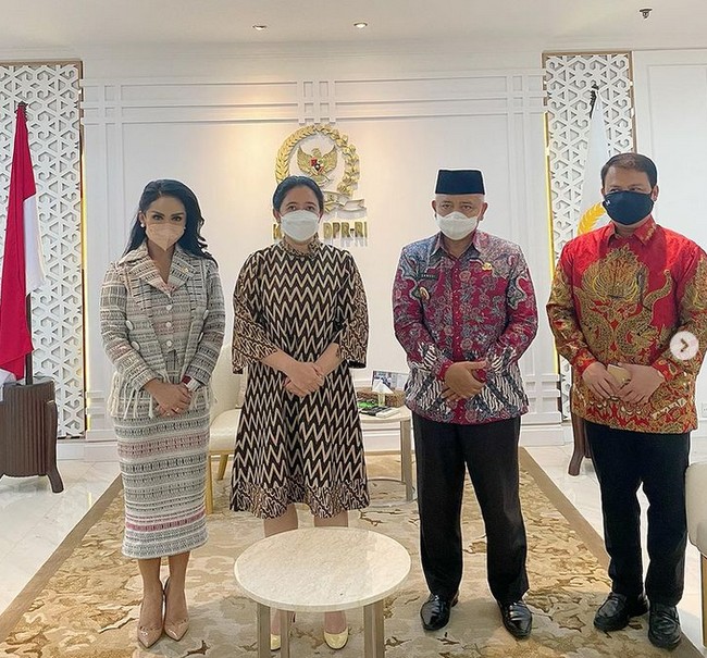 nilah penampilan bersahaja KD lainnya du gedung DPR. Dalam penampilannya ini KD tengah melangsungkan pertemuan dengan Ketua DPR RI Puan Maharani, wakil ketua MPR RI dan Bupati Malang.  Foto: dok. Instagram/@krisdayantilemos