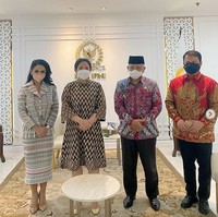 nilah penampilan bersahaja KD lainnya du gedung DPR. Dalam penampilannya ini KD tengah melangsungkan pertemuan dengan Ketua DPR RI Puan Maharani, wakil ketua MPR RI dan Bupati Malang.  Foto: dok. Instagram/@krisdayantilemos