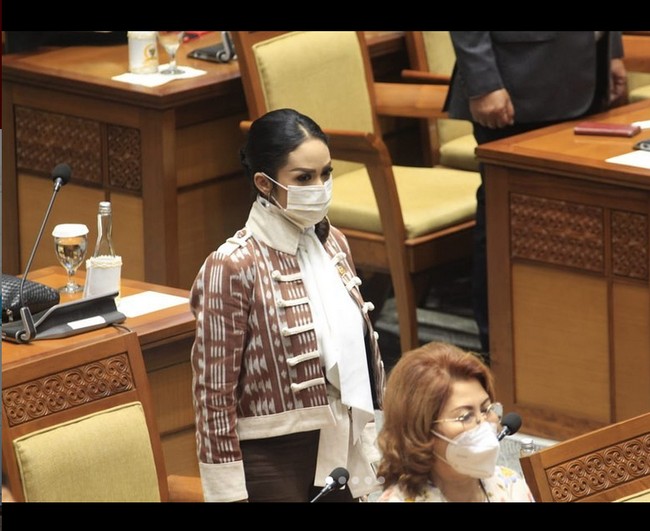 Tampil dengan outerwear dari kain tradisional, Krisdayanti tetap mematuhi protokol kesehatan dengan menggunakan masker.  Foto: dok. Instagram/@krisdayantilemos