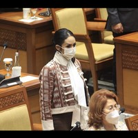 Tampil dengan outerwear dari kain tradisional, Krisdayanti tetap mematuhi protokol kesehatan dengan menggunakan masker.  Foto: dok. Instagram/@krisdayantilemos